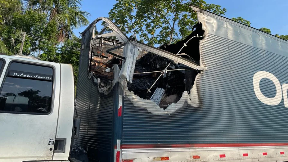 Caminhão baú com isopor e papelão pega fogo no bairro Aleixo