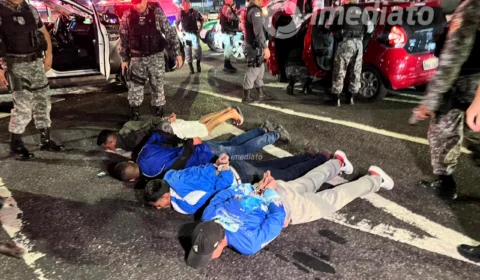 Polícia faz cerco e prende assaltantes em carro roubado