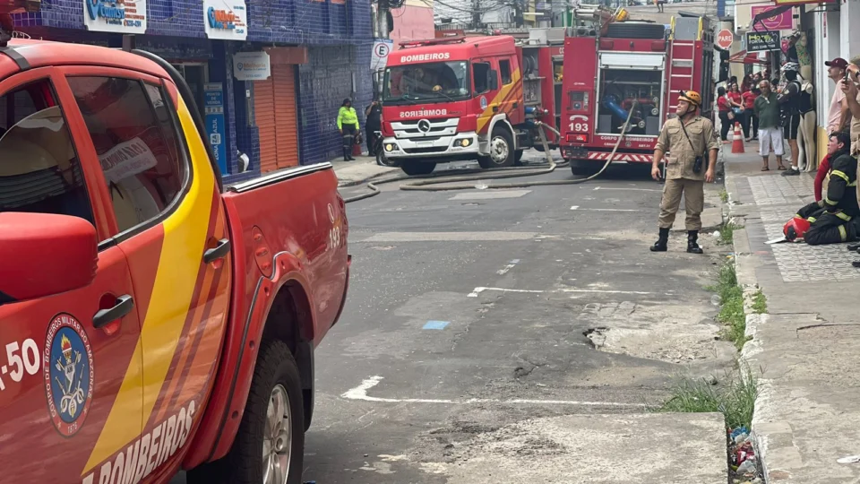 Prédio comercial pega fogo no bairro Centro
