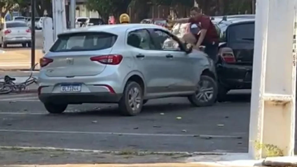 VEJA VÍDEO: briga de trânsito termina com vítima fraturada e cachorro morto