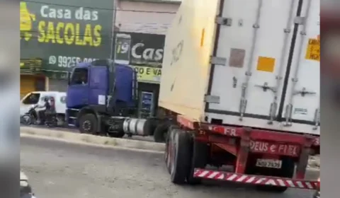 Motorista de carreta faz manobra proibida e destrói canteiro de rua; Veja vídeo