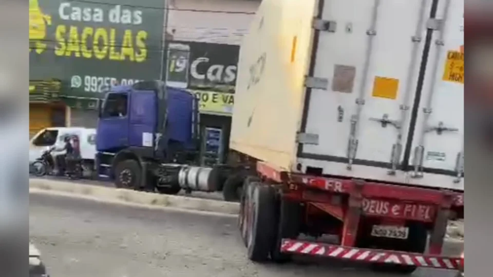 Motorista de carreta faz manobra proibida e destrói canteiro de rua; Veja vídeo