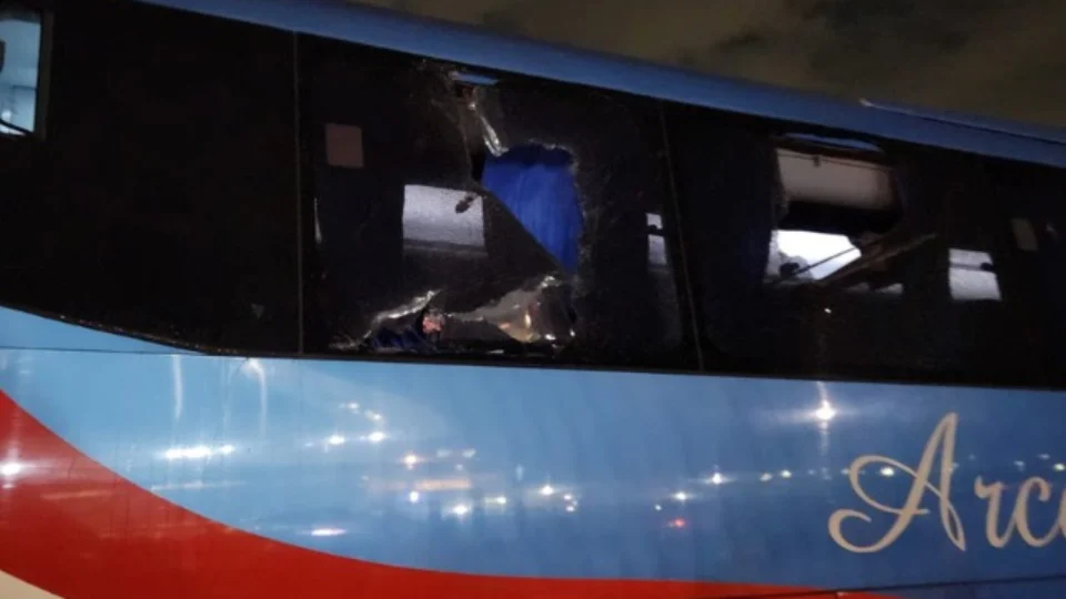 Ônibus com torcedores do Flamengo é apedrejado a caminho de Arena