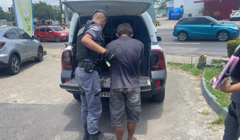 Marido tenta matar companheira e filhos a facadas em Manaus