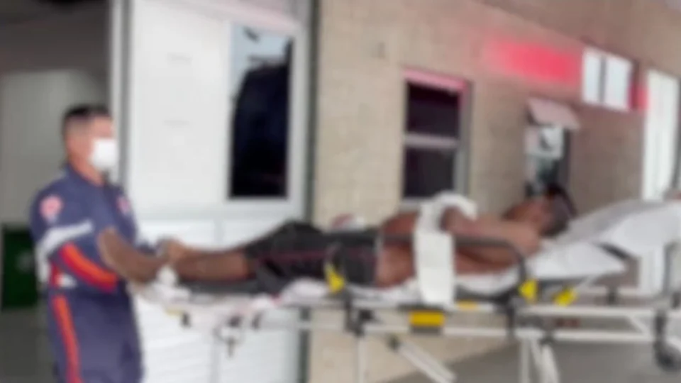 Homem tenta agredir esposa e é esfaqueado pela mulher na zona Leste