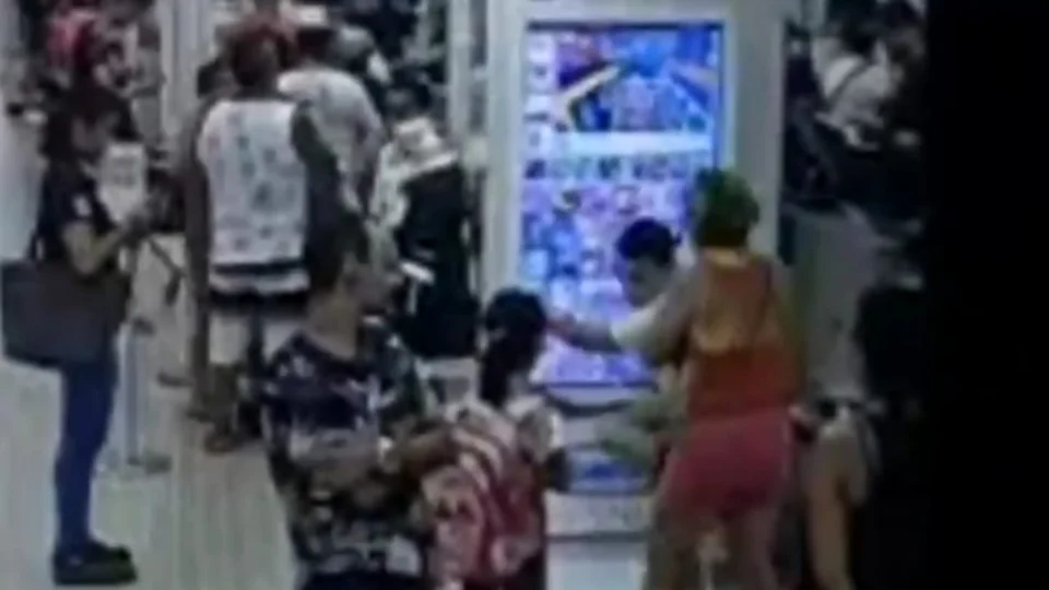 Criança autista é agredida por mulher em loja de shopping na zona Leste de Manaus; veja vídeo
