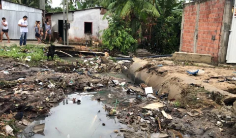 Enxurrada destrói ponte e alaga casa de moradores no bairro Santa Etelvina
