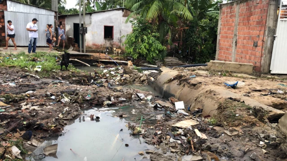 Enxurrada destrói ponte e alaga casa de moradores no bairro Santa Etelvina