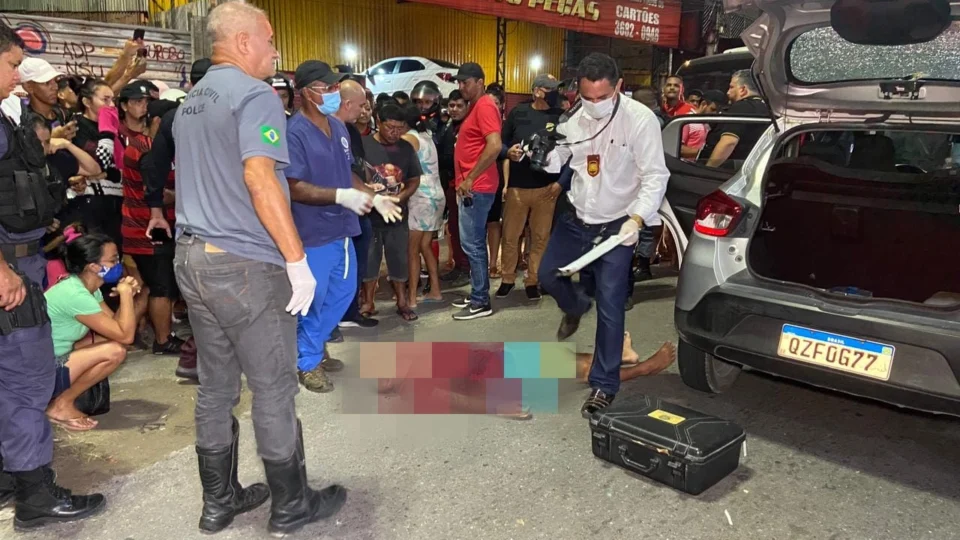 Casal é assassinado após carro ser metralhado no bairro Jorge Teixeira