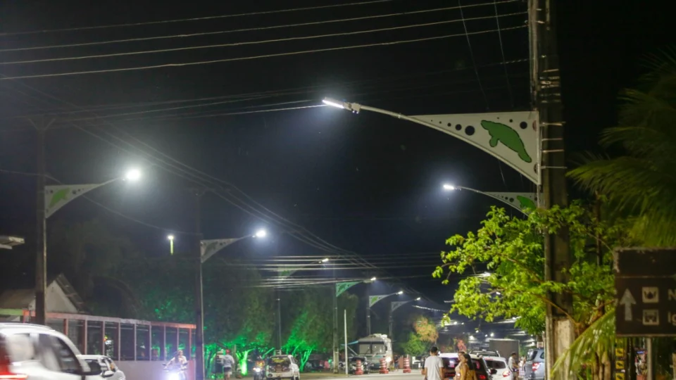 Iluminação pública de LED ganha aprovação de moradores e turistas de Novo Airão, no Festival do Peixe Boi