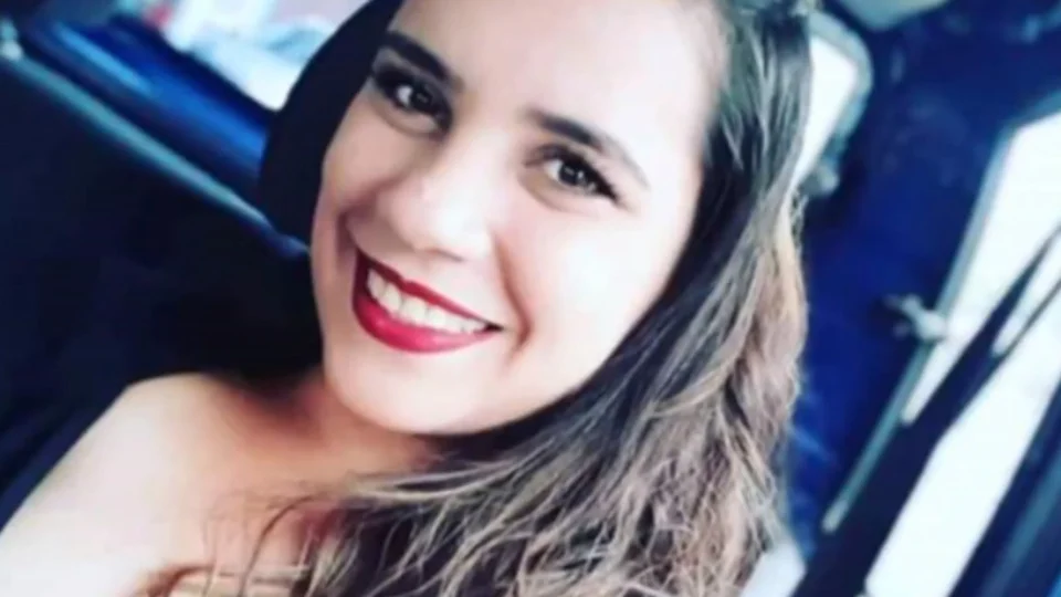 Mulher é achada morta em casa ao lado da filha
