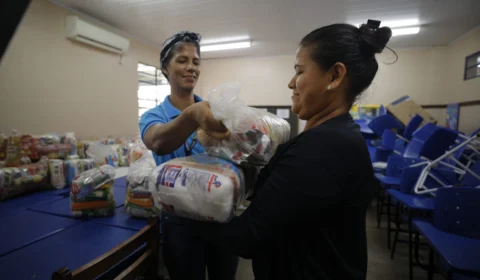 Estudantes de comunidades na BR-319 ganham kits de merenda escolar