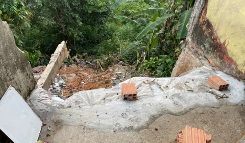Moradores denunciam risco de desabamento de casa na zona Leste de Manaus
