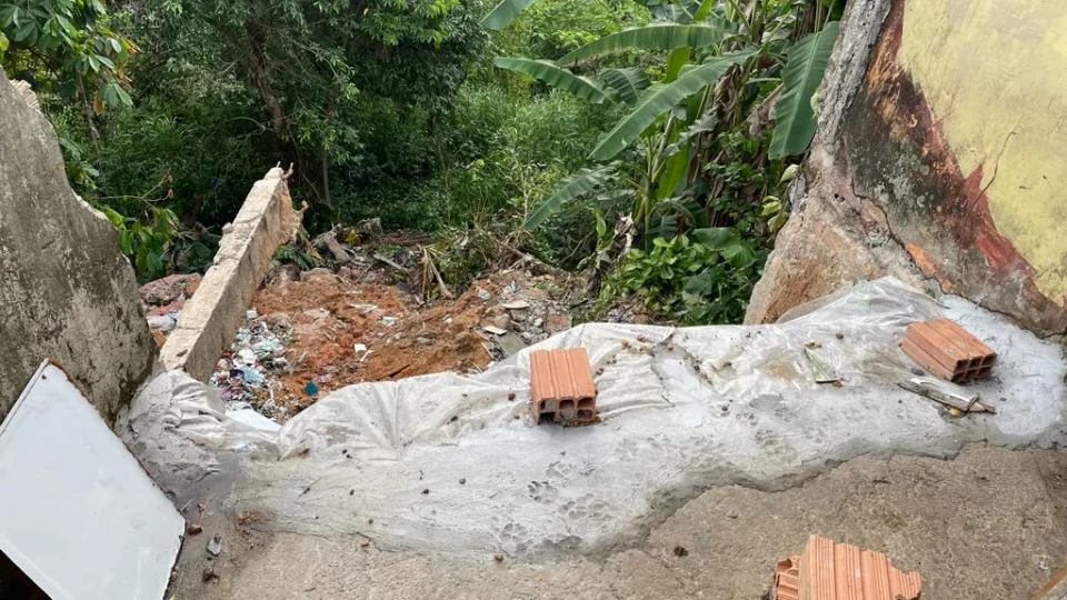 Moradores denunciam risco de desabamento de casa na zona Leste de Manaus