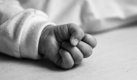 Mãe retorna com filho morto ao hospital após bebê tomar vacinas em Manaus