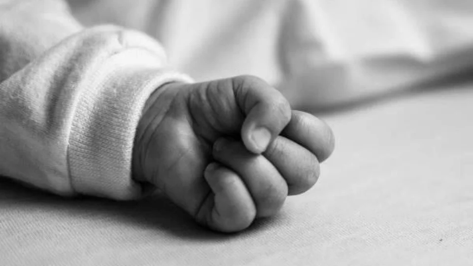 Mãe retorna com filho morto ao hospital após bebê tomar vacinas em Manaus