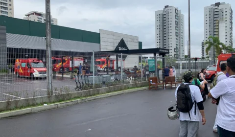 VÍDEO: Incêndio atinge restaurante e assusta funcionários no Adrianópolis