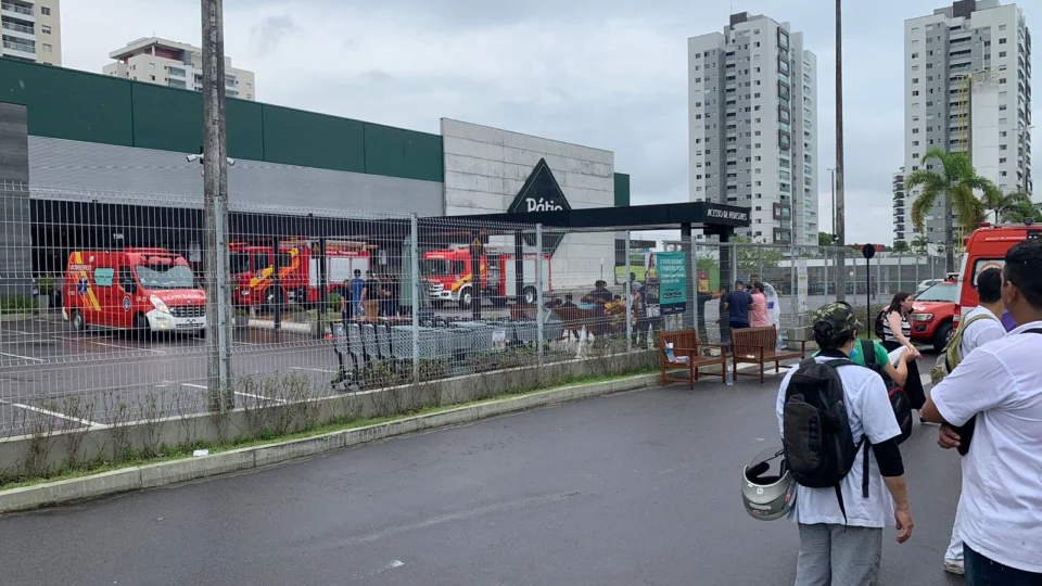 VÍDEO: Incêndio atinge restaurante e assusta funcionários no Adrianópolis
