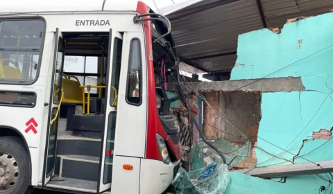 Ônibus invade casa e motorista fica preso no veículo no bairro Cidade de Deus