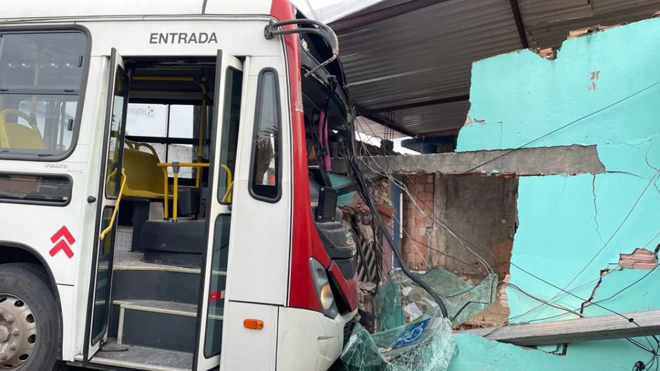 Ônibus invade casa e motorista fica preso no veículo no bairro Cidade de Deus