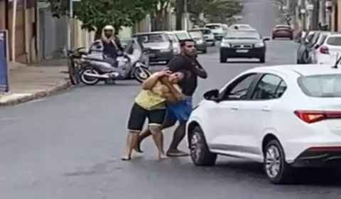 Homem dá ‘gravata’ e arrasta mulher pelos cabelos; VÍDEO