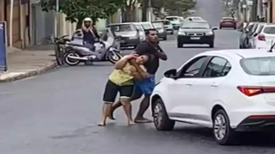 Homem dá ‘gravata’ e arrasta mulher pelos cabelos; VÍDEO