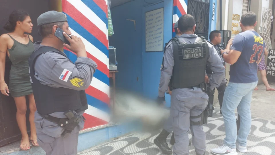 Mulher é morta ao atravessar rua para comprar almoço no Centro de Manaus