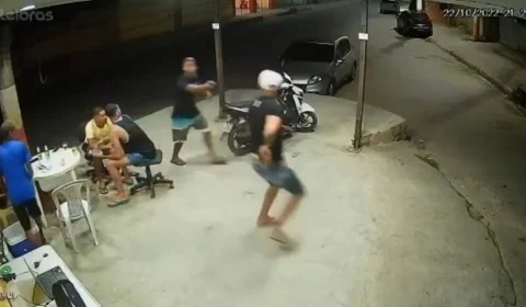 VEJA VÍDEO: homem é morto ao tentar assaltar grupo de amigos em bar