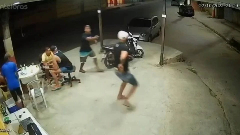 VEJA VÍDEO: homem é morto ao tentar assaltar grupo de amigos em bar