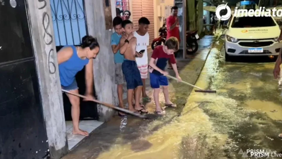 Tubulação se rompe e água invade casas no Grande Vitória