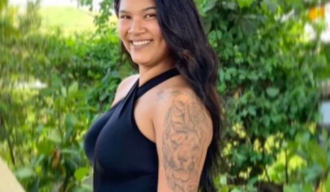 Centenas de pessoas participam de enterro de jovem encontrada carbonizada