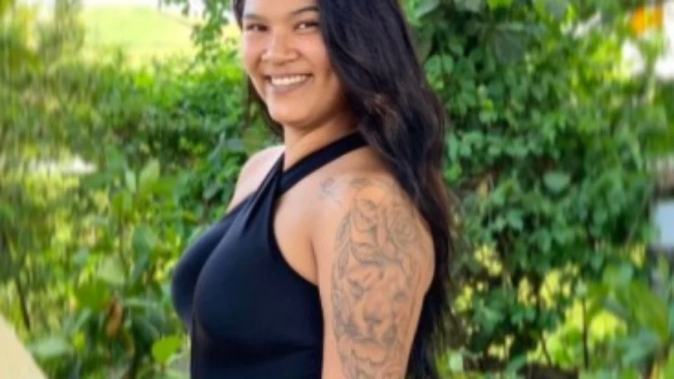 Centenas de pessoas participam de enterro de jovem encontrada carbonizada