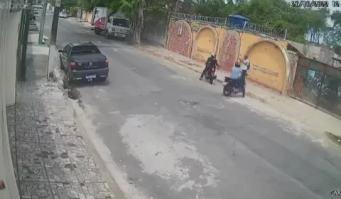 Homem é baleado após correr durante roubo de celular; vídeo