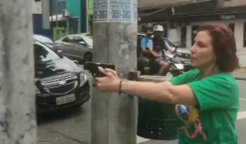 Carla Zambelli aponta arma para homem