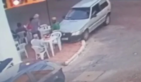 Vídeo mostra momento em que carro desgovernado mata idosos em pastelaria