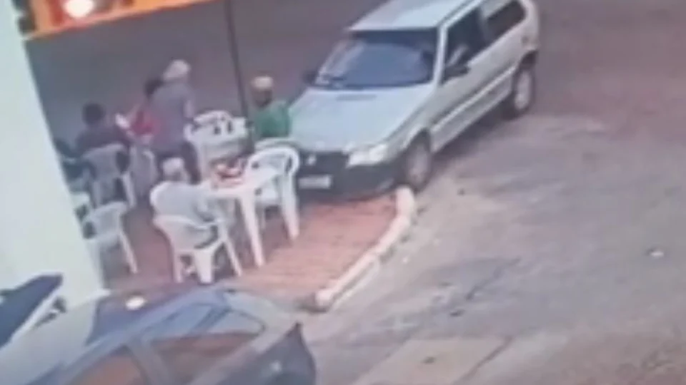 Vídeo mostra momento em que carro desgovernado mata idosos em pastelaria