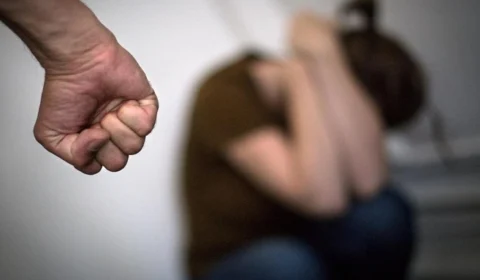 Homem agride esposa com retrovisor de carro após gastar salário com bebidas