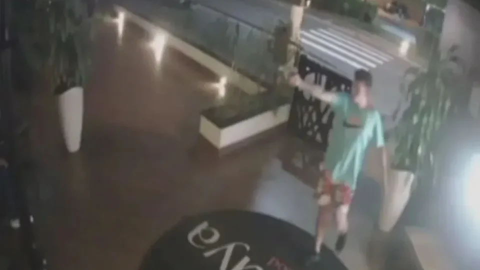 Vídeo: atirador invade restaurante e mata duas pessoas