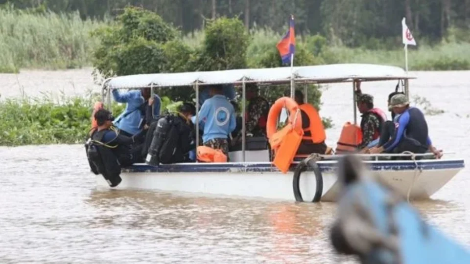 Balsa afunda e 14 estudantes morrem afogados após aula