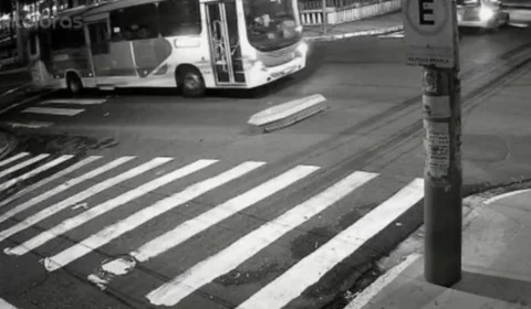 VÍDEO: Caixão cai de carro funerário e corpo fica exposto no meio da rua