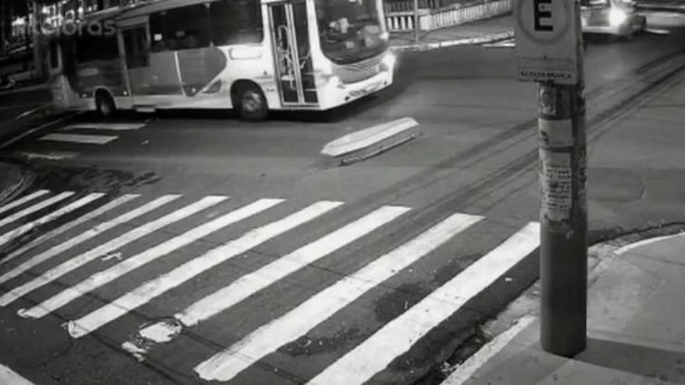 VÍDEO: Caixão cai de carro funerário e corpo fica exposto no meio da rua