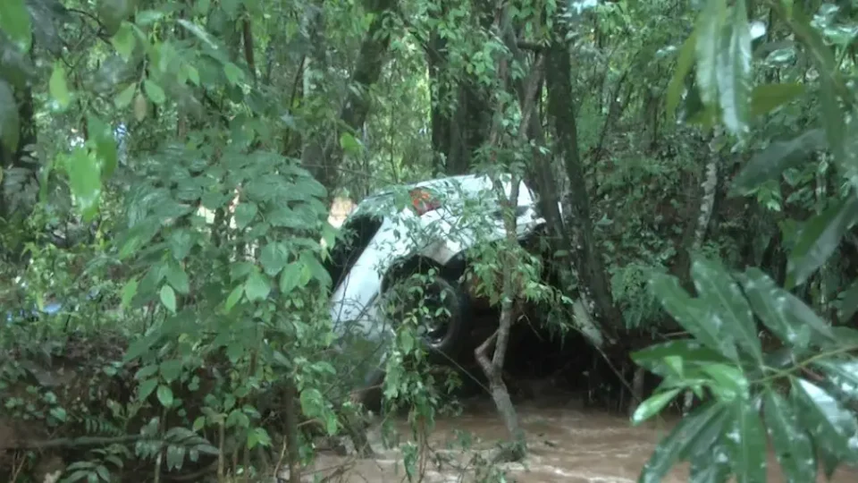 Crianças são arrastadas por correnteza e desaparecem