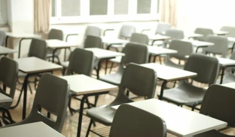 Aluna de 12 anos dá mata-leão em professor dentro sala após ter celular recolhido