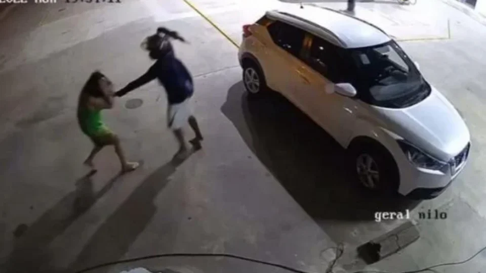 Assaltante agride mulher em posto de combustível