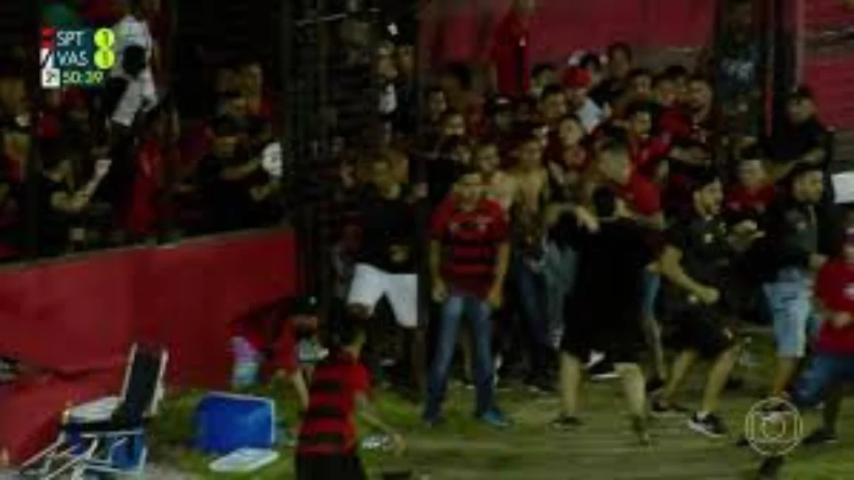 Vídeo: Pênalti para o Vasco após VAR gera invasão de torcida do Sport e briga no campo