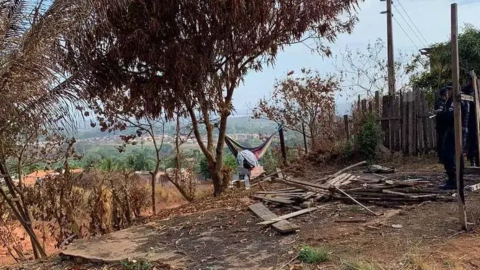 Jovem é encontrado com um corte profundo no pescoço