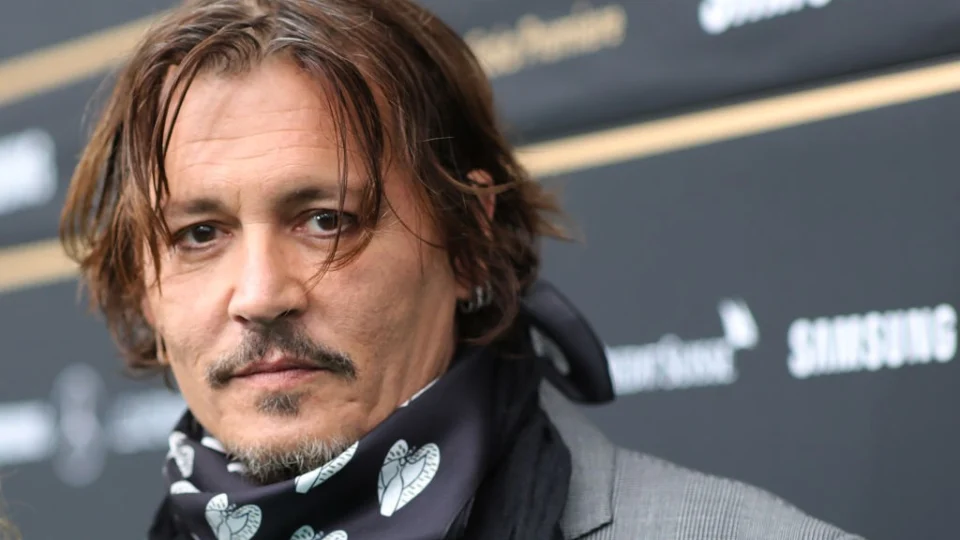 Aposentada perde mais de R$200 mil para golpista que fingia ser Johnny Depp