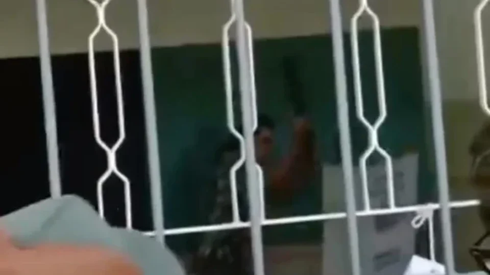 VÍDEO: homem quebra urna eletrônica e é levado à Polícia Federal