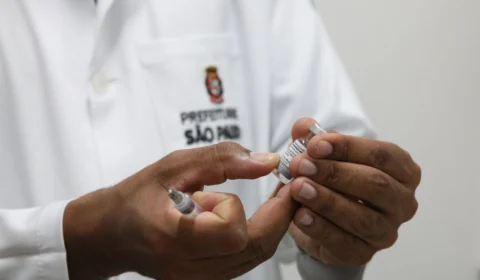 Pessoas em situação de rua recebem vacina contra gripe e covid-19 em SP