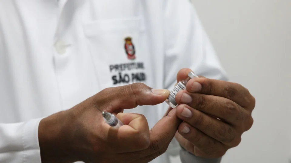 Pessoas em situação de rua recebem vacina contra gripe e covid-19 em SP